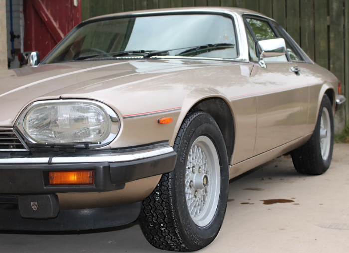 Jaguar XJ40 Red